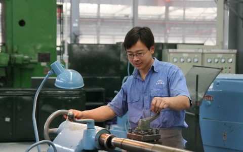 張乃艦在市車工技能大賽（sài）上奪（duó）冠